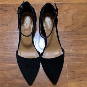 Black close toed ankle strap shoe